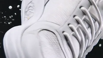 Text to video AI free without watermark — sneaker commercial with paint splashes, Kling 3.0